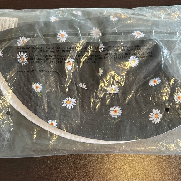 NWT Alice + Olivia Reversible Bucket Hat - Picture 5 of 6